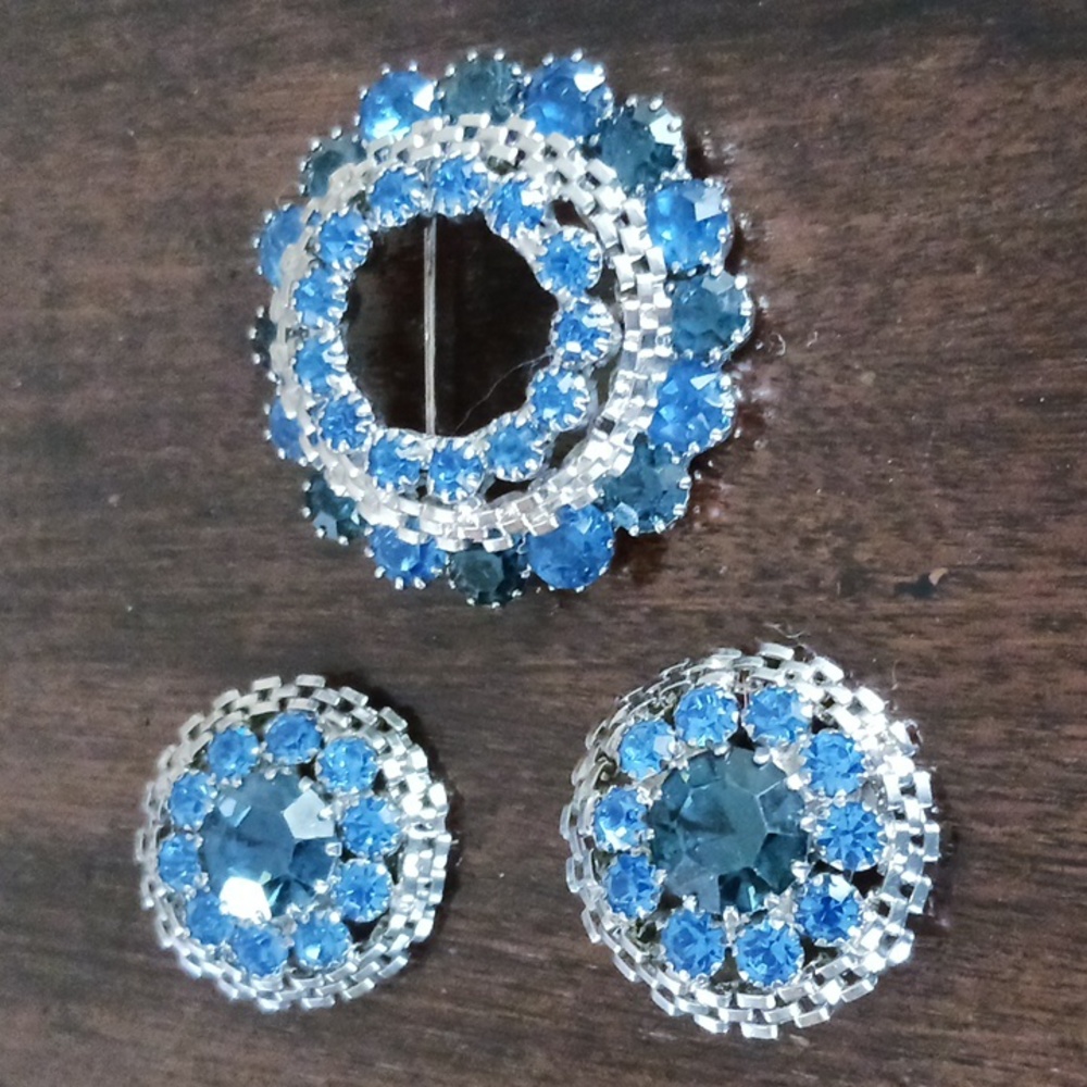 Vintage Weiss Brooch & Clip Earring Set silvertone Cobalt and Light blue